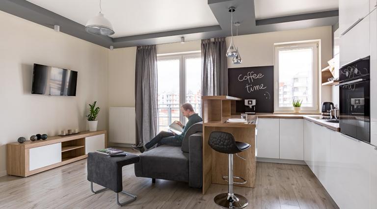 Homme dans son salon