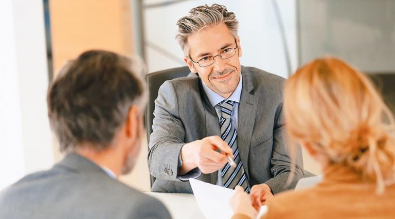 Des personnes consultent un courtier immobilier pour investir