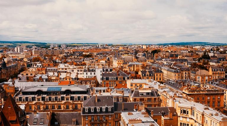 Vue d'une ville pour illustrer l'investissement en zone A avec la loi Pinel