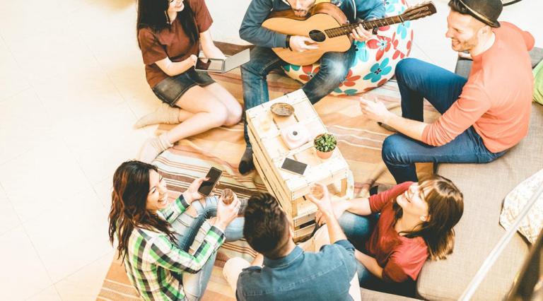 Photo d'un groupe de personnes réunit autour d'une table de salon