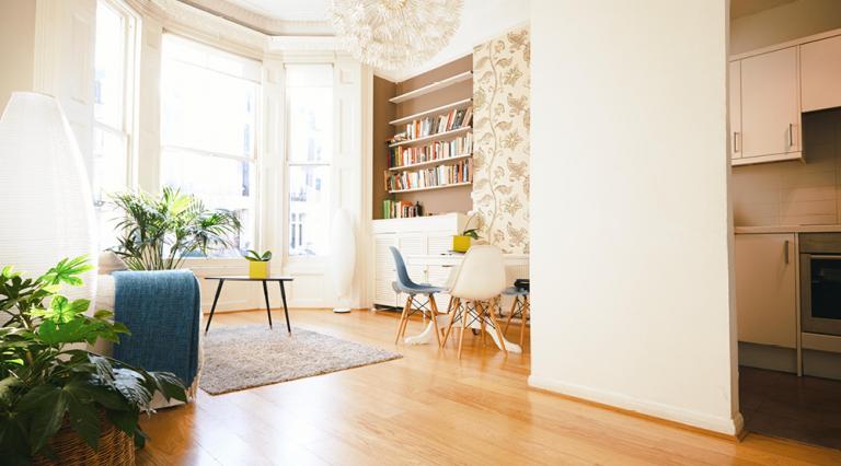 Vue intérieure d'un appartement pour illustrer l'investissement immobilier d'un 2 pièces