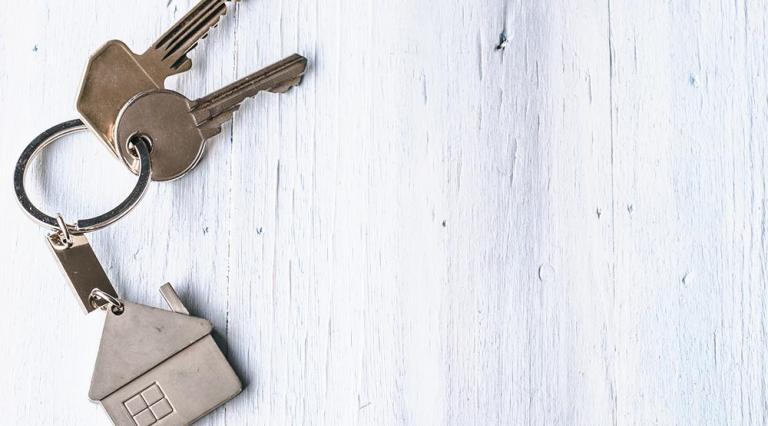 clés avec porte-clé en forme de maison pour illustrer un premier achat immobilier
