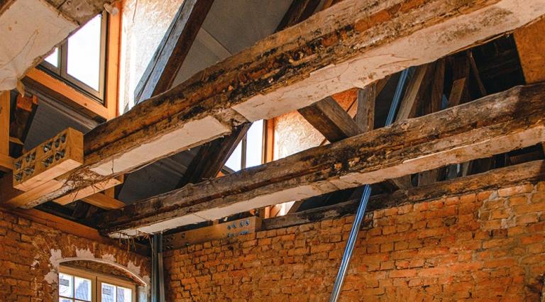 Photo d'une charpente ancienne en cours de rénovation