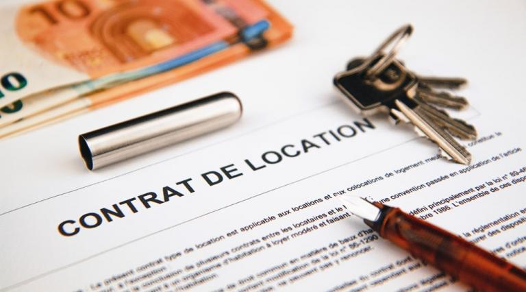 Photo d'un contrat de location avec un jeu de clés posé dessus