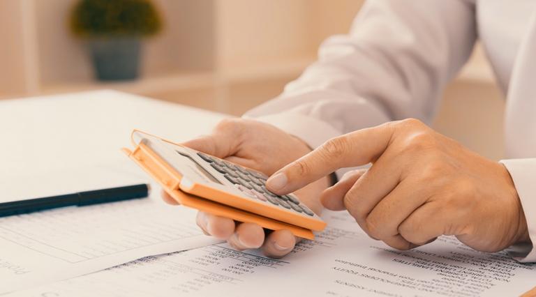 Mains avec une calculatrice