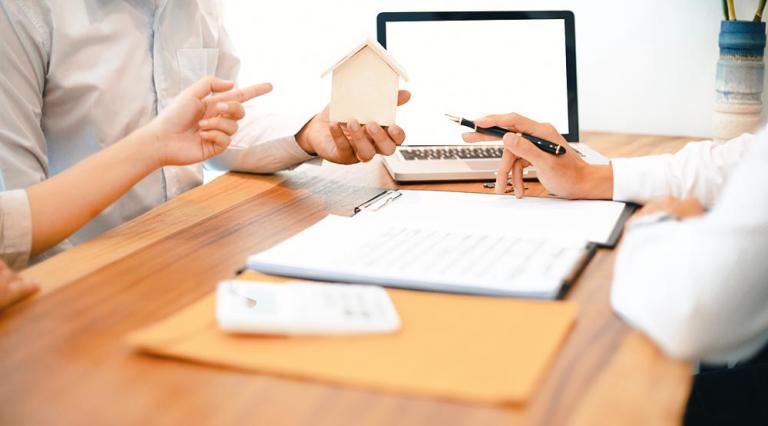 Personnes discutant pour illustrer les professionnels dans l'immobilier qui accompagnent les investisseurs