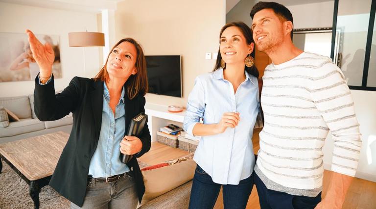 Photo d'un couple en train de visiter un appartement