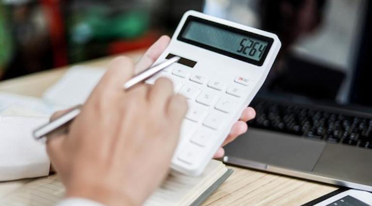 Photos de mains tenant une calculatrice