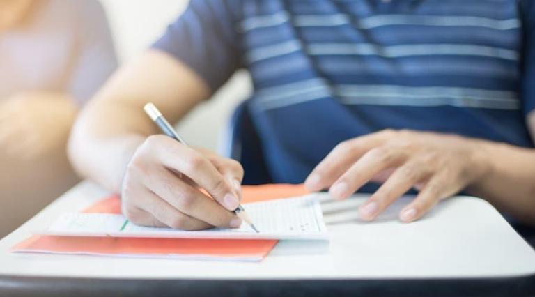 Mains en train de signer un contrat d assurance vie