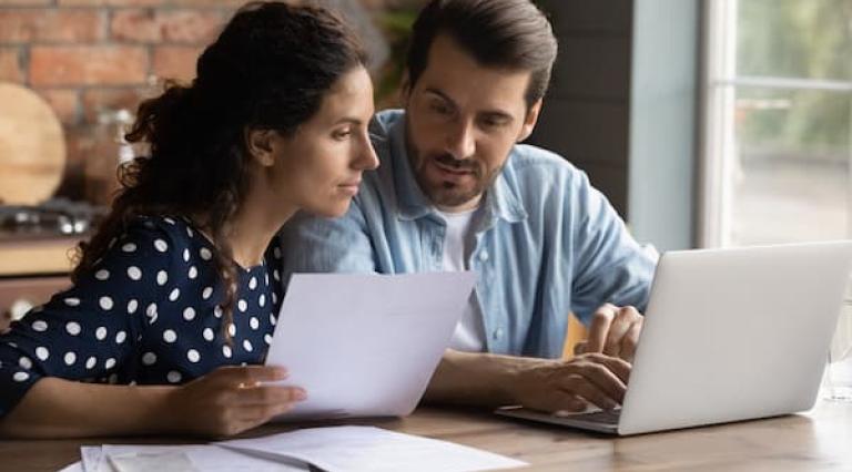 Couple homme/femme en train de lire un document sur le Pea jeune
