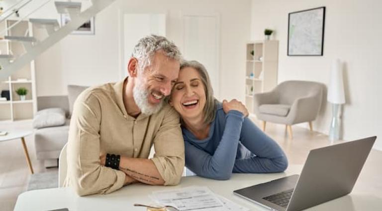 Couple senior homme/femme devant un ordinateur pour investir dans un PER