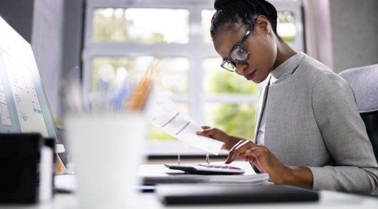 Photo d'une femme étudiant le carried interest