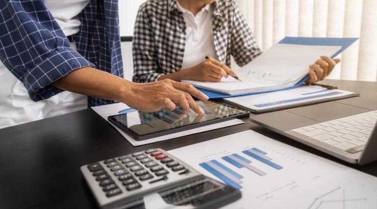 Deux personnes travaillant sur le taux de distribution en SCPI
