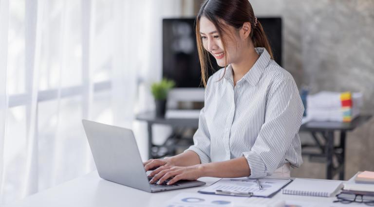 Une jeune femme entrain de regarder les plafonds en loi Pinel