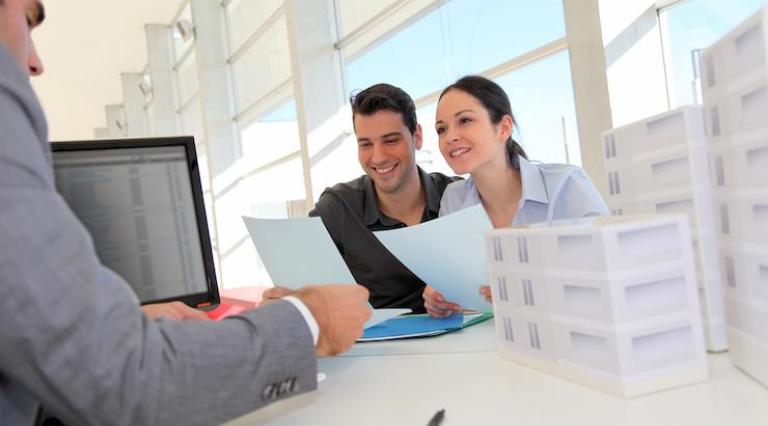 Jeune couple homme femme avec un conseiller pour choisir d investir en crowdfunding immobilier ou en scpi