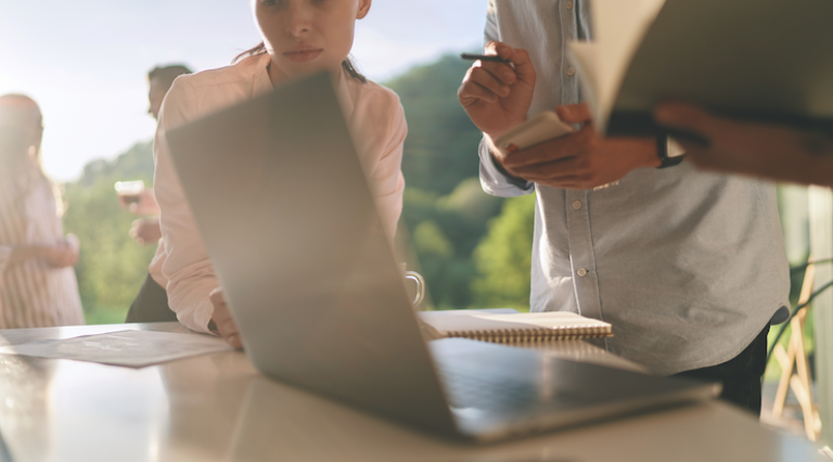 Photo de deux personnes devant un ordinateur travaillant en crowdfunding immobilier