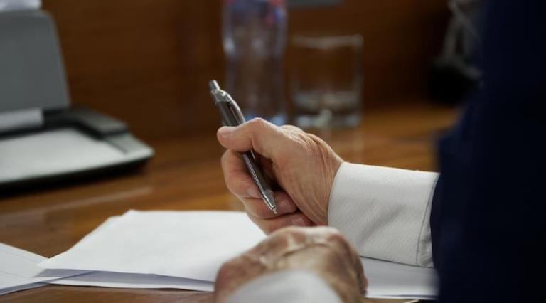 mains tenant stylo devant contrat pour reduire cout droits succession