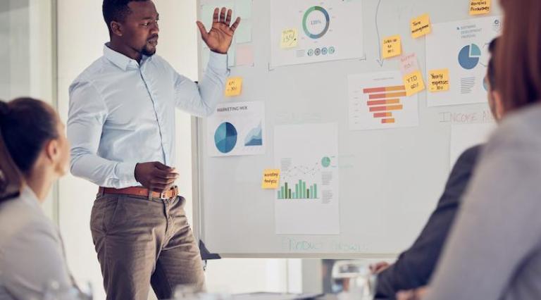 Personne devant un tableau faisant une présentation KPI analyser avant d'investir dans une startup