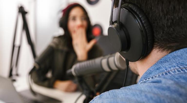 photo-studio-enregistrement-radio-personnes-devant-micro-podcast-investissement-immobilier