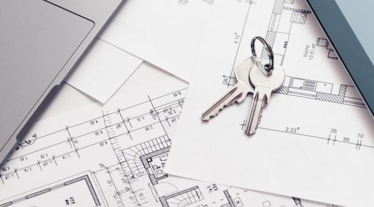 plans maison ou d'un appartement avec un trousseau de clés posé dessus illustrant le crowdfunding immobilier