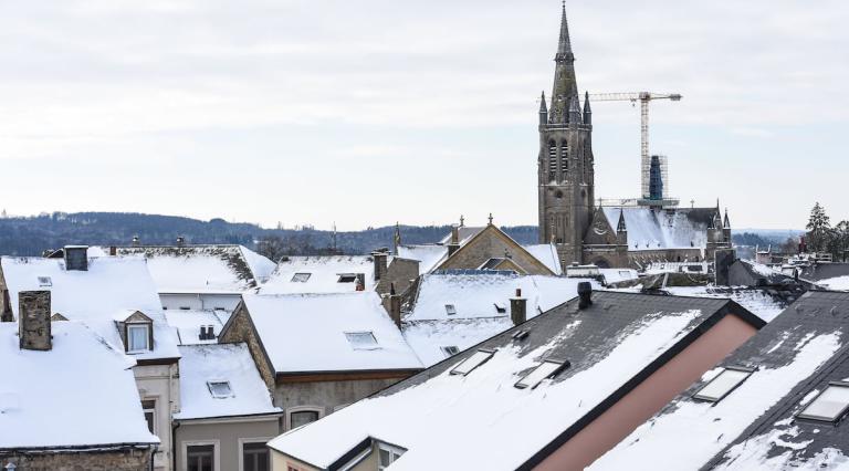 Photo d un village sous la neige illustrant l investissement locatif en hiver