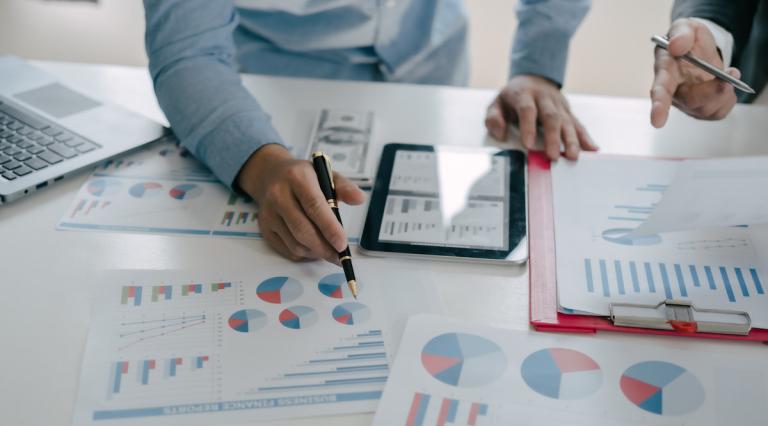 Personnes-étudiant-des-graphiques-risques-perte-de-capital-per