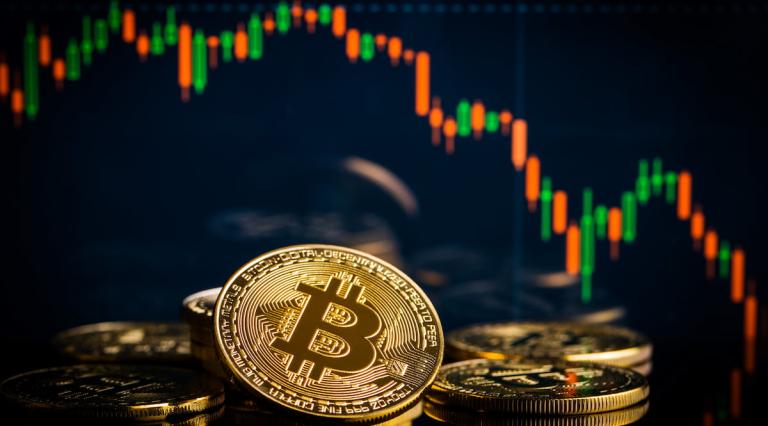 piece-ou-bitcoin-avec-graphiques-en-montagnes-russes-en-arriere-plan-illustrant-volatilite-bitcoin