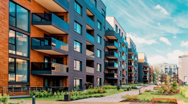 Photo-immeuble-recent-illlustrant-investissement-immobilier-via-assurance-vie