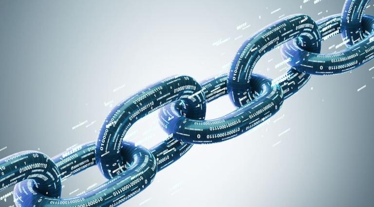 chaine-avec-de-la-data-sur-les-maillons-illustrant-la-technologie-blockchain