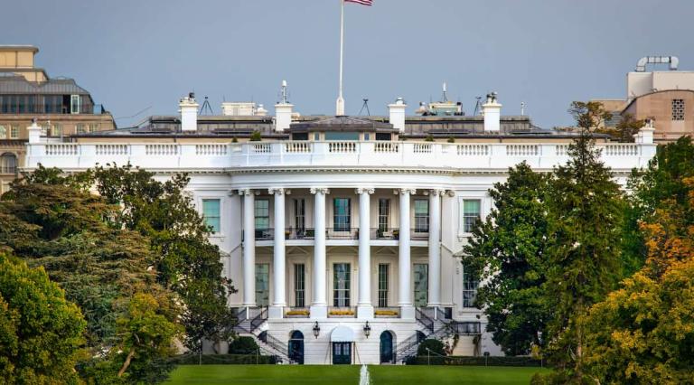 photo-de-la-Maison-Blanche-a-Washington-illustrant-impact-geopolitique-sur-les-marches-boursiers