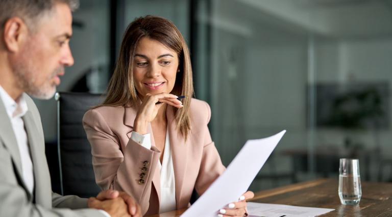 homme-et-femme-en-costume-discutant-en-regardant-papiers-sur-per-differents-types-de-supports-investissement-en-2025