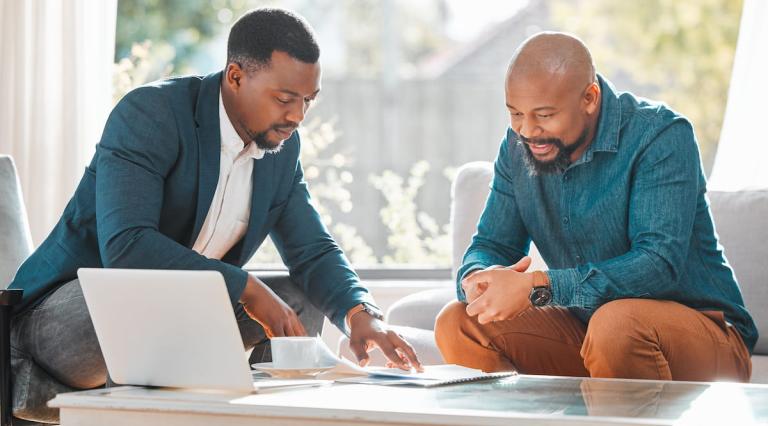 conseiller-expliquant-a-client-quels-types-produits-financiers-eligbles-PEA-PME