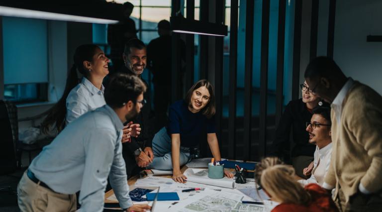 groupe-investisseurs-autour-table-reflechissant-a-crowdfunding-immobilier-logements-abordables-solution-pour-logement-social