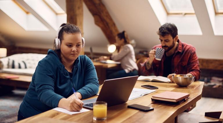 jeunes-travaillant-et-buvant-café-dans-une-colocation-illustrant-LMP-colocation-opportunites-contraintes