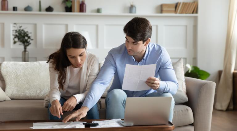 jeune-couple-discutant-en-lisant-des-documents-sur-assurance-vie-jeunes-adultes-levier-pour-constituer-patrimoine