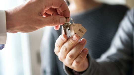 propriétaire remise de clés au locataire 