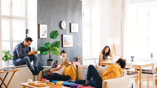 4 personnes dans un salon pour illustrer le coliving