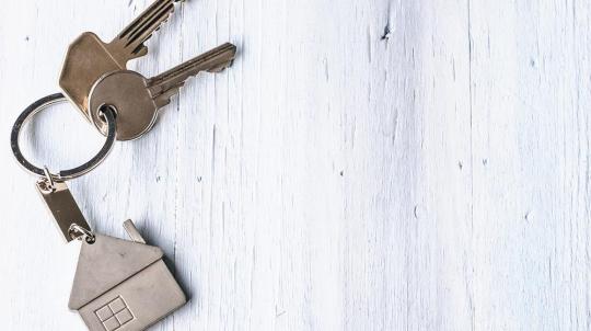 clés avec porte-clé en forme de maison pour illustrer un premier achat immobilier