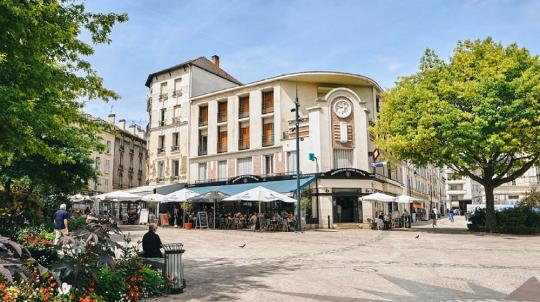 Vue d'une zone piétonne en ville pour illustrer l'investissement en Île-de-France