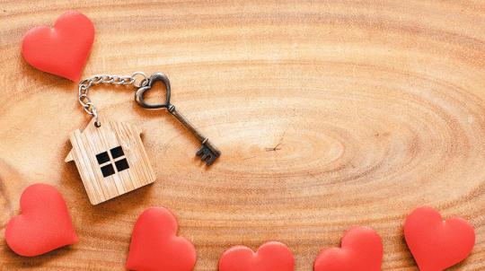 Clé en forme de cœur et porte-clé en forme de maison pour illustrer l'attachement des français à l'investissement immobilier