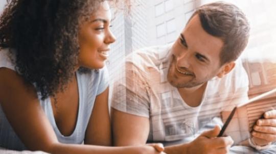 Couple prépare son projet immobilier