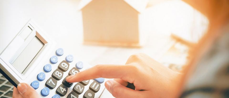 Photo d'une personne se servant d'une calculatrice électronique
