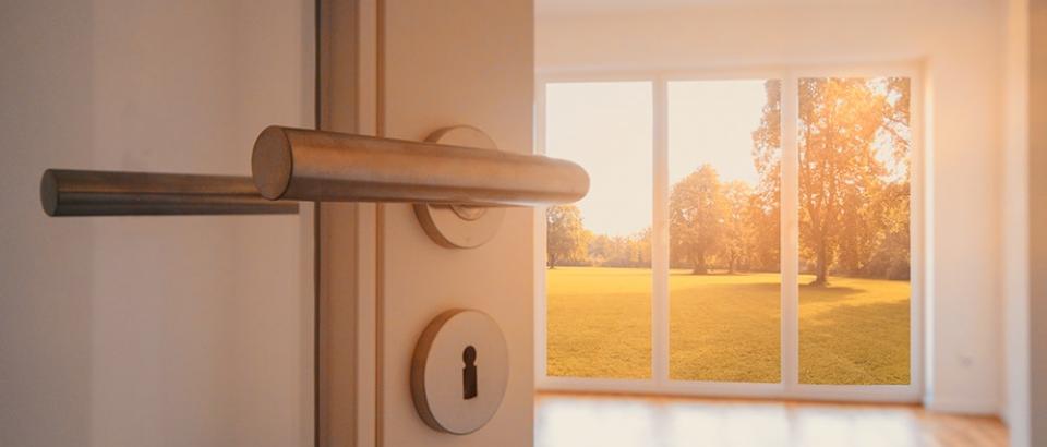 Photo d'une poigné de porte ouvrant sur une salle