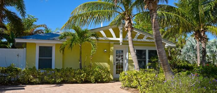 Photo d'une villa entouré de palmiers