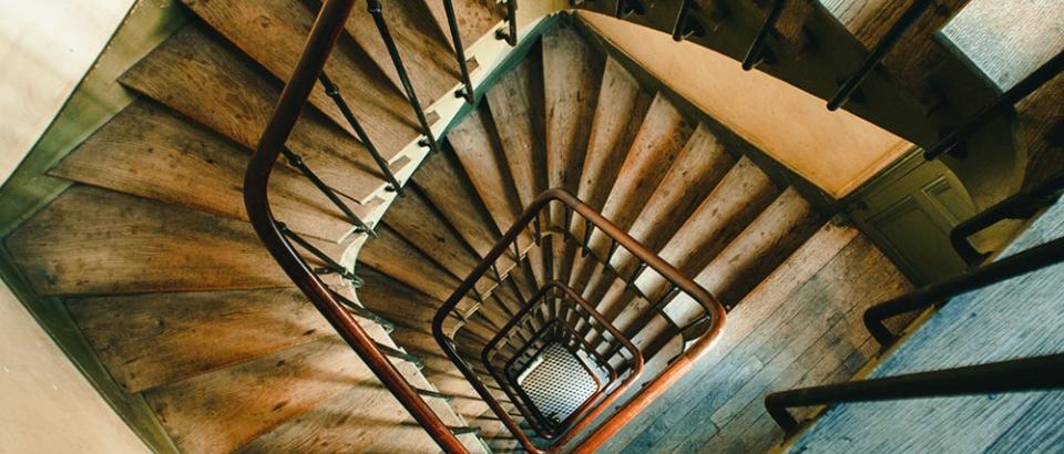 Photo plongeante d'un escalier en colimaçon