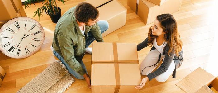 Photo plongeante sur un couple tenant un carton