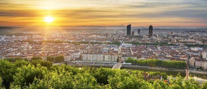 Couché de soleil sur une grande ville